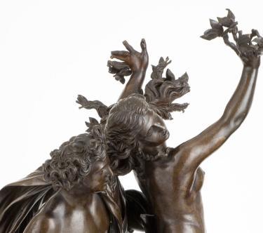 Détail d'une sculpture en bronze montrant Apollon tenant Daphné.