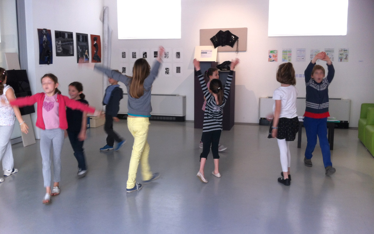 Des enfants dansant dans l'atelier