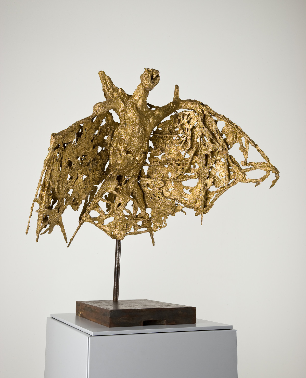 Sculpture de Germaine Richier représentant une chauve-souris stylisée en bronze patiné doré