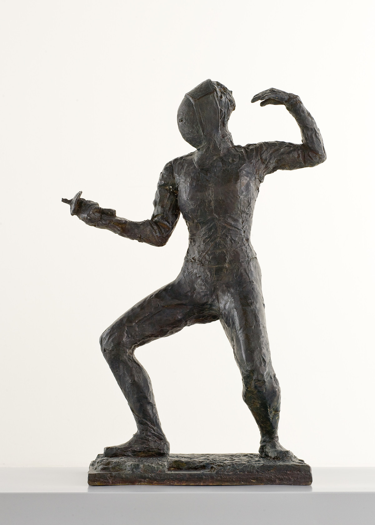 Sculpture en bronze de Germaine Richier représentant une escrimeuse portant son masque