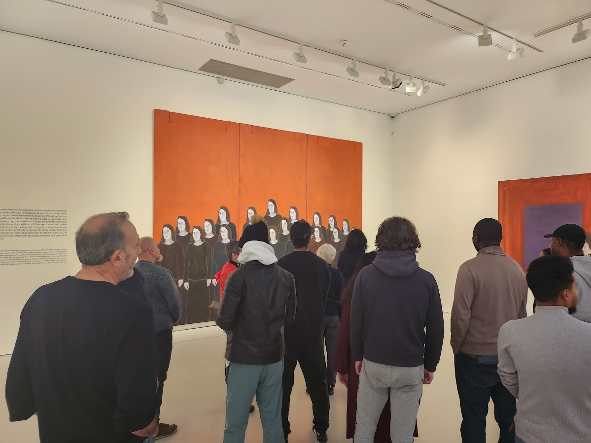 Un groupe de visiteurs dans les salles de l'exposition Djamel Tatah, le théâtre du silence