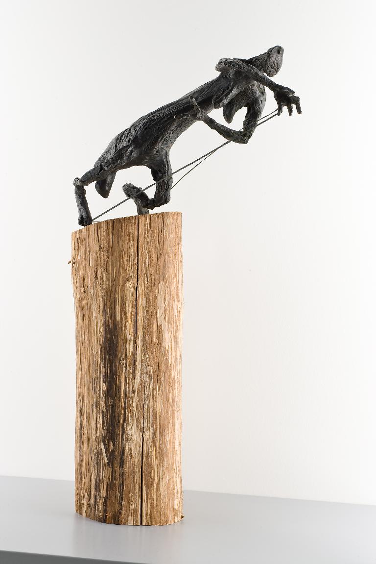Sculpture en bronze de Germaine Richier représentant une araignée très stylisée tissant sa toile