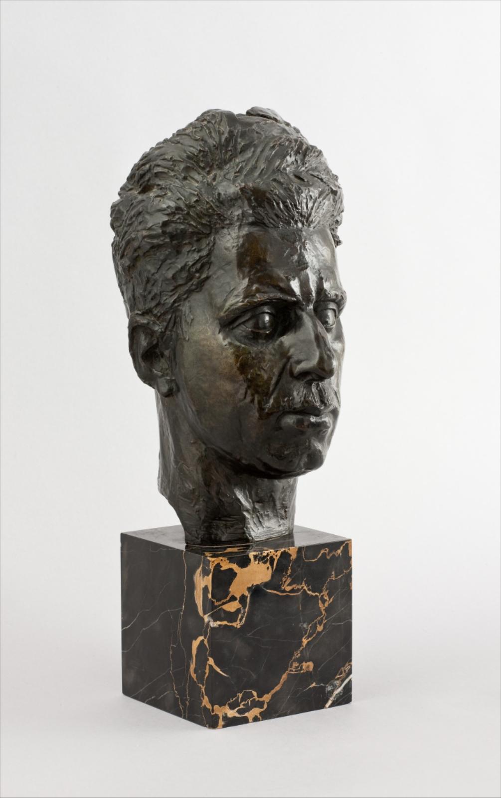 Buste en bronze par Germaine Richier représentant le buste d'un homme