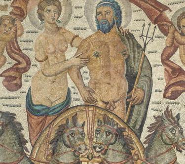 Mosaïque représentant Neptune et Amphitrite sur un chariot tiré par quatre chevaux.